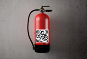 Фото огнетушителя с qr кодом где-нибудь в офисе